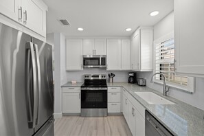 Fridge, microwave, coffee/tea maker, toaster - Island House Beach Resort V28 (Siesta Key)