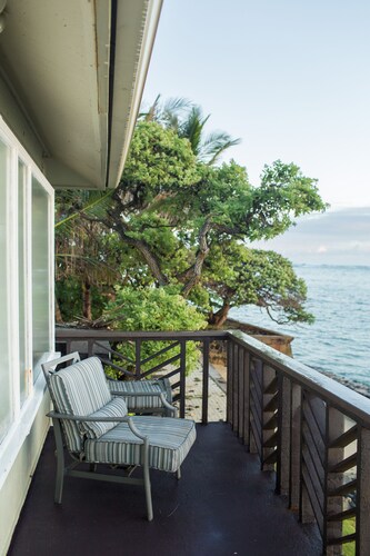 Oceanfront Romantic Couple's Getaway with Private Beach w/ Full Living Amenities