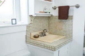 Shower, hair dryer, towels, soap - Oceanfront Romantic Couple's Getaway with Private Beach w/ Full Living Amenities (Hauula)