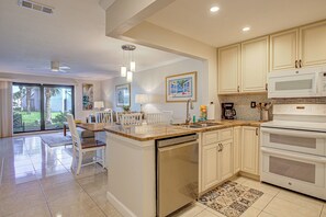 Jääkaappi, mikroaaltouuni, uuni, liesi