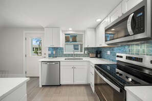 Fridge, microwave, coffee/tea maker, toaster - Island House Beach Resort V32 (Siesta Key)