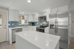 Kühlschrank, Mikrowelle, Wasserkocher mit Kaffee-/Teezubehör, Toaster