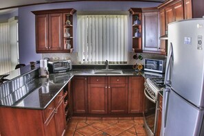 Een koelkast, een microgolfoven, een oven, een kookplaat