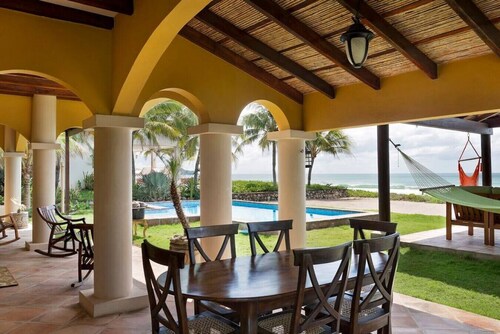 Casa Cantamar: Inviting outdoor space right on the sand