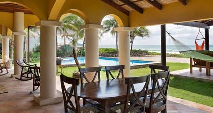 Casa Cantamar: Inviting outdoor space right on the sand