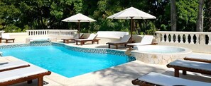 10 piscinas al aire libre, camas de piscina gratis, sombrillas