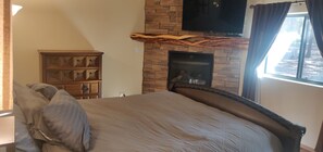 4 makuuhuonetta, silitysrauta/-lauta, ilmainen Wi-Fi, vuodevaatteet