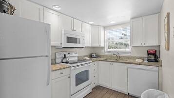 Frigorifero, microonde, macchina per tè/caffè, tostapane