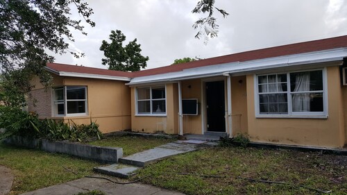 GORGEOUS HOME IN EAST  HOLLYWOOD FL 3 BED 2 BATH 
