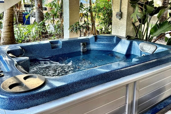 Banyera d'hidromassatge a l'aire lliure