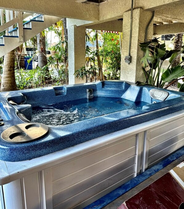 Outdoor spa tub
