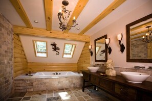 Douche, baignoire à jets, sèche-cheveux, serviettes fournies