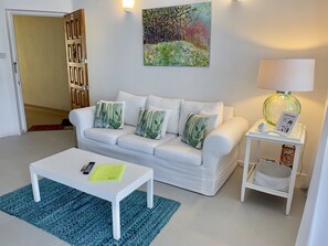 TV connectée, livres, chaîne hi-fi