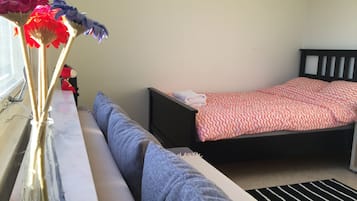 1 sovrum, internet och sÀngklÀder