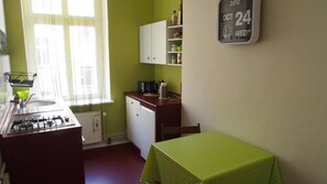 Fridge, oven, stovetop, coffee/tea maker