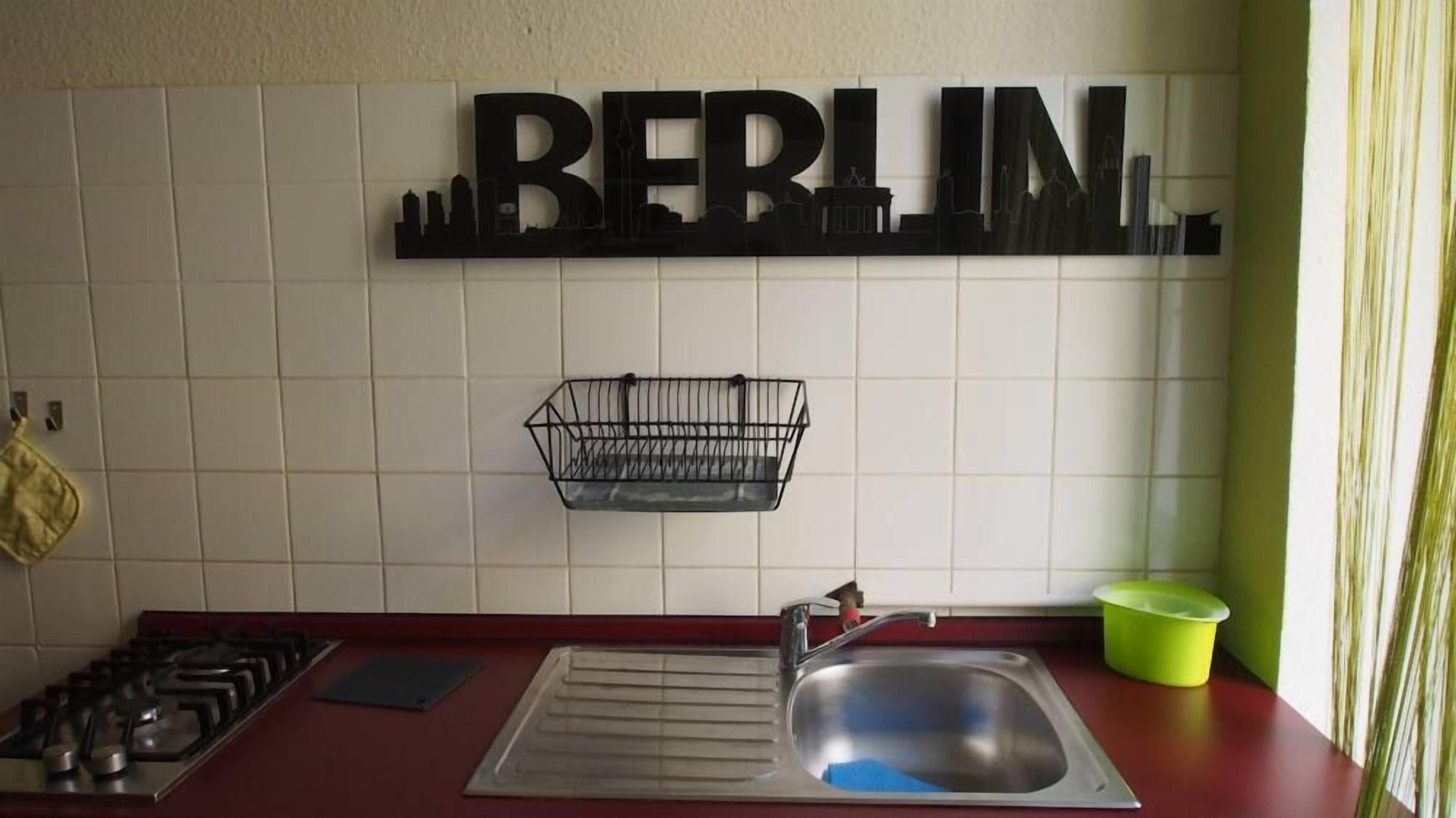 Kühlschrank, Ofen, Herdplatte, Wasserkocher mit Kaffee-/Teezubehör