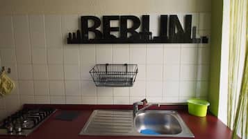 Kühlschrank, Ofen, Herdplatte, Wasserkocher mit Kaffee-/Teezubehör