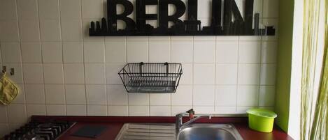 Kühlschrank, Ofen, Herdplatte, Wasserkocher mit Kaffee-/Teezubehör