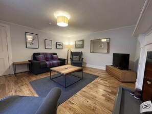 Smart-TV, Kamin, DVD-Player, Bücher