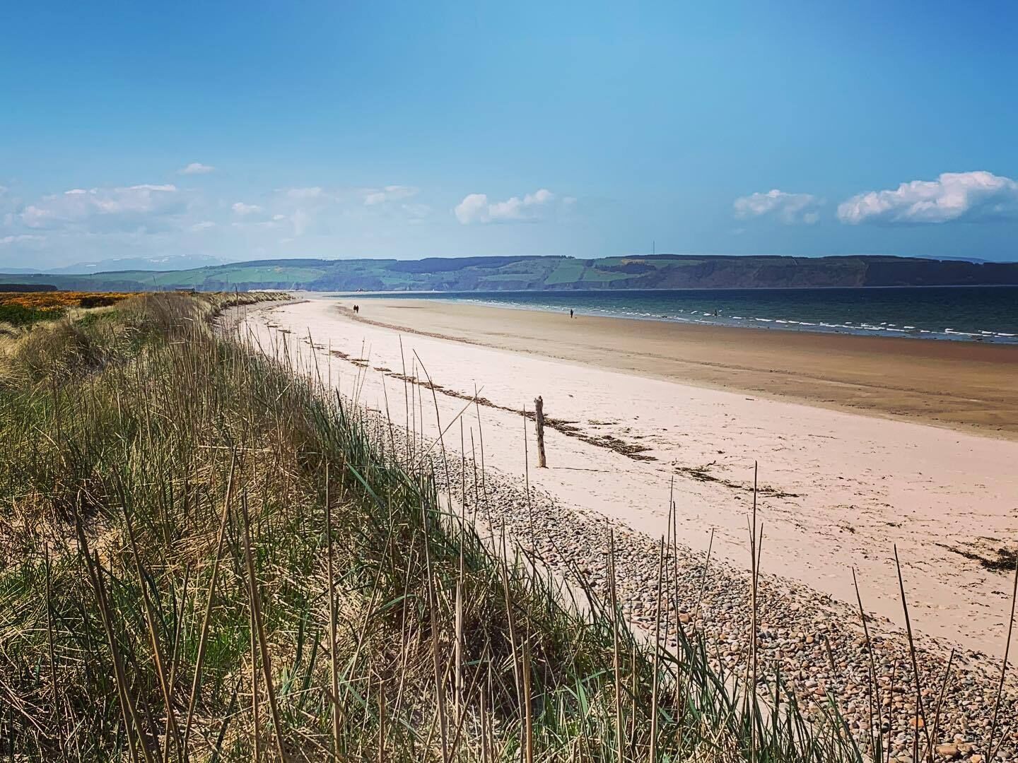 Nær stranden, solsenger og strandhåndklær