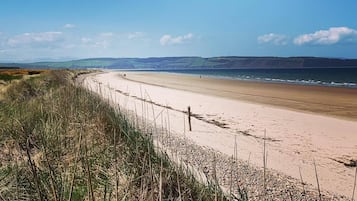 Beach nearby, sun-loungers, beach towels