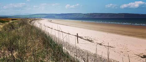 In Strandnähe, Liegestühle, Strandtücher