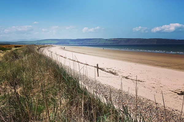 Vlak bij het strand, ligstoelen, strandlakens
