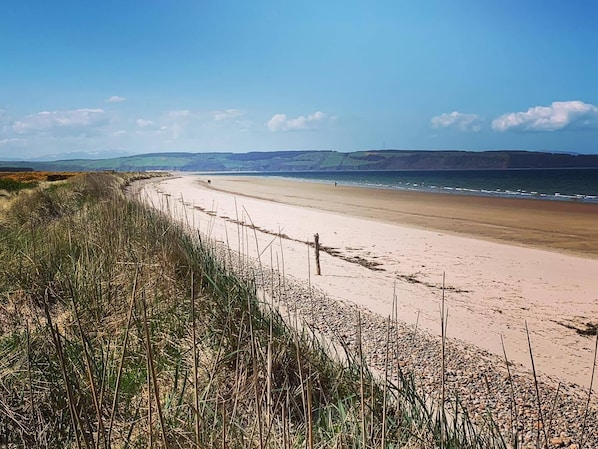Una spiaggia nelle vicinanze, lettini da mare, teli da spiaggia
