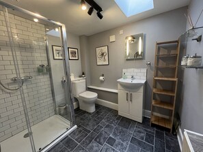 Shower, hair dryer, towels, soap - Cosy Cottage by the Sea - a cute fisherman house - Nairn, Highlands
Pet friendly (Nairn)