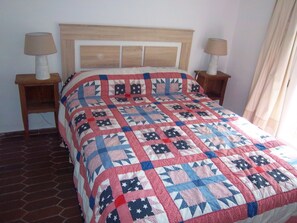 2 slaapkamers, een strijkplank/strijkijzer, gratis wifi, beddengoed