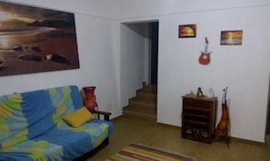 TV connectée, lecteur de DVD, baby-foot, livres