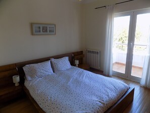 3 slaapkamers, een strijkplank/strijkijzer, wifi, beddengoed