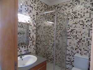 Een douche, een haardroger, handdoeken