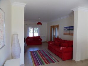 TV, fireplace, DVD player, books