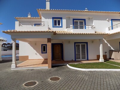 Stunning Villa with Private Garden, Shared Pool, 10 min from lovely beach