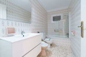 Bathtub, towels