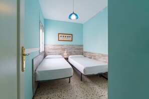 4 bedrooms, iron/ironing board, free WiFi, bed sheets - Agi Avenida 5B Apartamento for rent in Roses Girona. (Rosas / Roses)