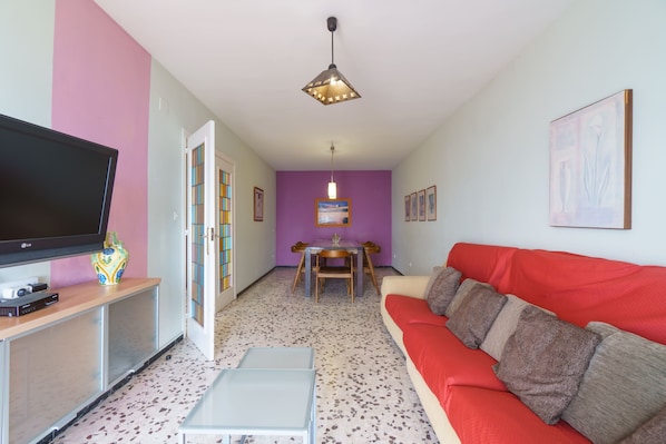TV - Agi Avenida 5B Apartamento for rent in Roses Girona. (Rosas / Roses)