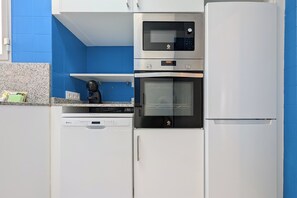 Frigorífico, microondas, horno y lavavajillas