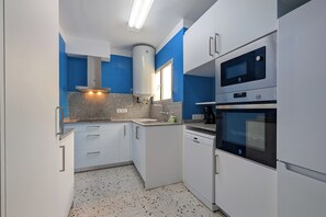 Fridge, microwave, oven, dishwasher - Agi Avenida 5B Apartamento for rent in Roses Girona. (Rosas / Roses)