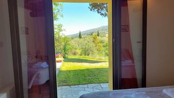 2 bedrooms, iron/ironing board, travel cot, free WiFi