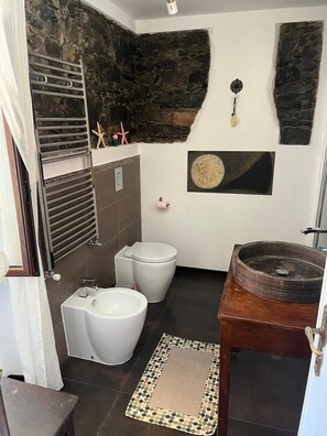 Dusj, hårføner, bidé og håndklær