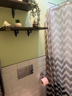 Dusche, Haartrockner, Bidet, Handtücher
