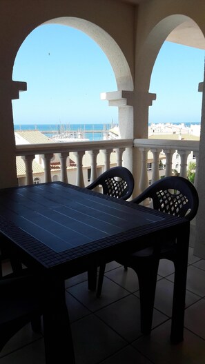 تناول الطعام بالخارج