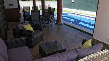 Una piscina al aire libre