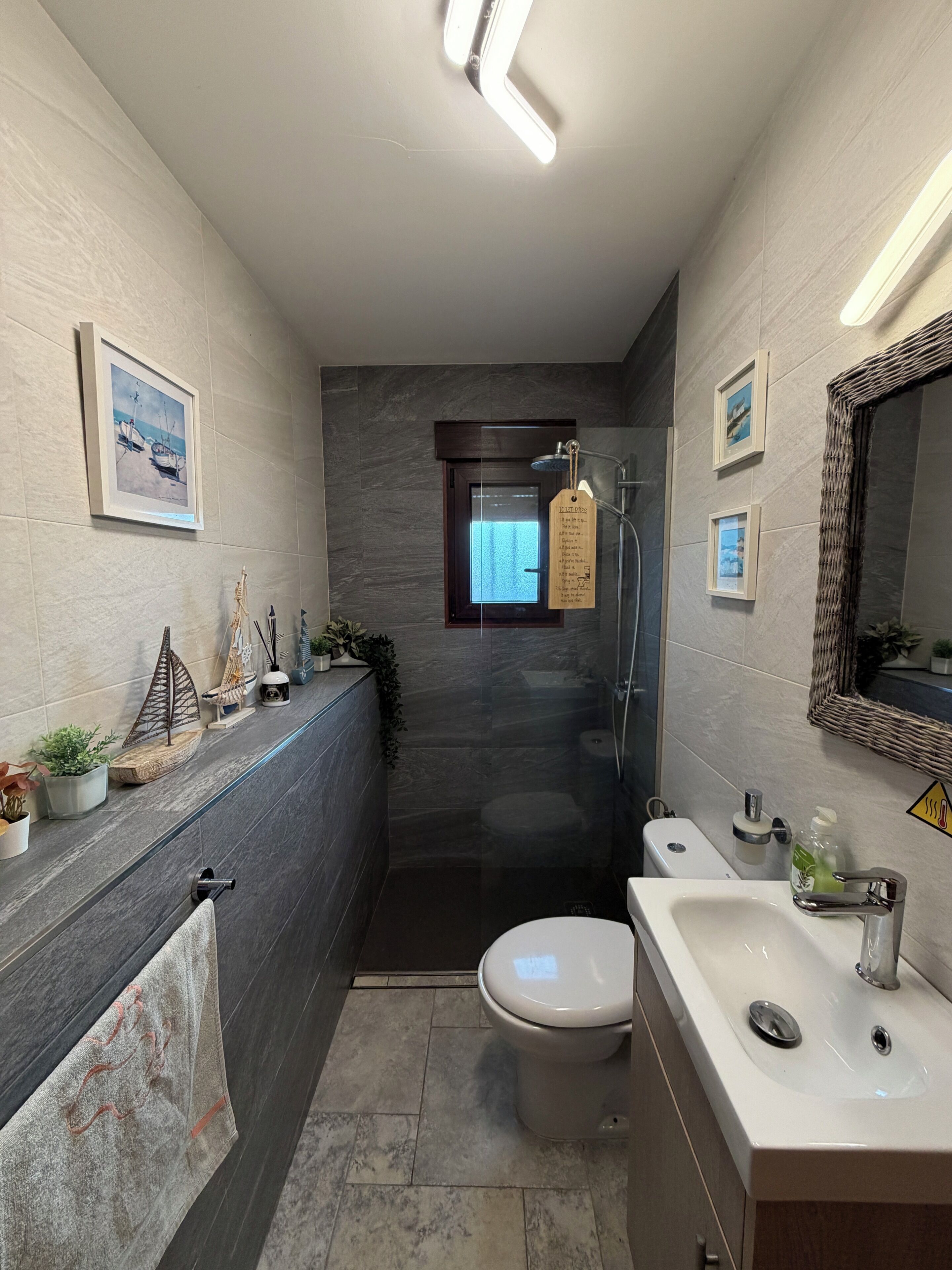Ensemble douche/baignoire, sèche-cheveux, bidet, serviettes fournies