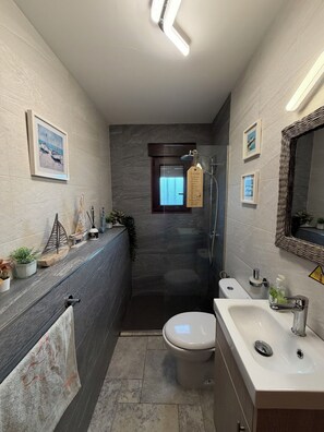 Duschwanne, Haartrockner, Bidet, Handtücher