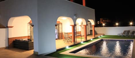 Una piscina al aire libre
