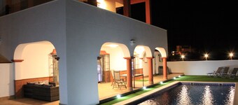 Modern 5 sovrumsvilla med stor privat pool vid spanska och portugisiska grÀnsen