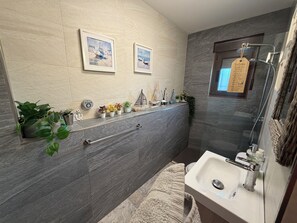 Duschwanne, Haartrockner, Bidet, Handtücher
